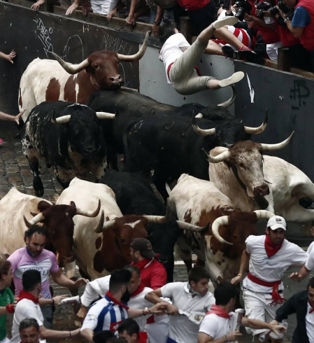 Imágenes de los momentos más peligrosos del primer encierro de San Fermín