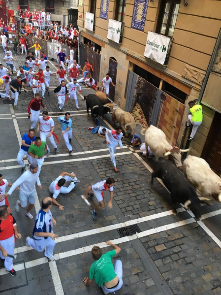 Imágenes del quinto encierro de los sanfermines, con toros de la ganadería Núñez del Cuvillo
