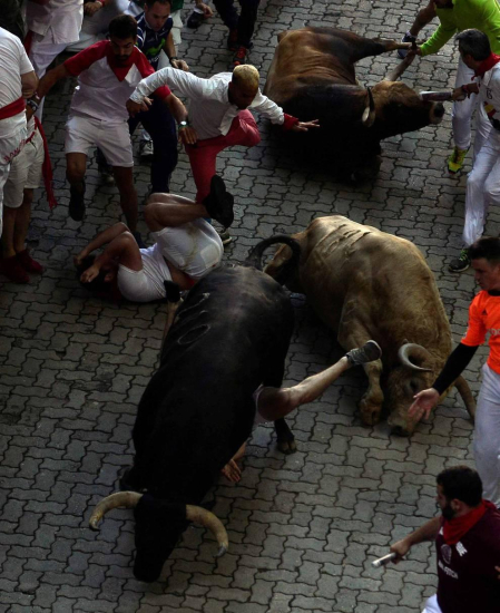 Imágenes del quinto encierro de los sanfermines, con toros de la ganadería Núñez del Cuvillo