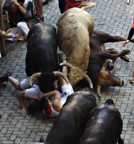 Imágenes del quinto encierro de los sanfermines, con toros de la ganadería Núñez del Cuvillo