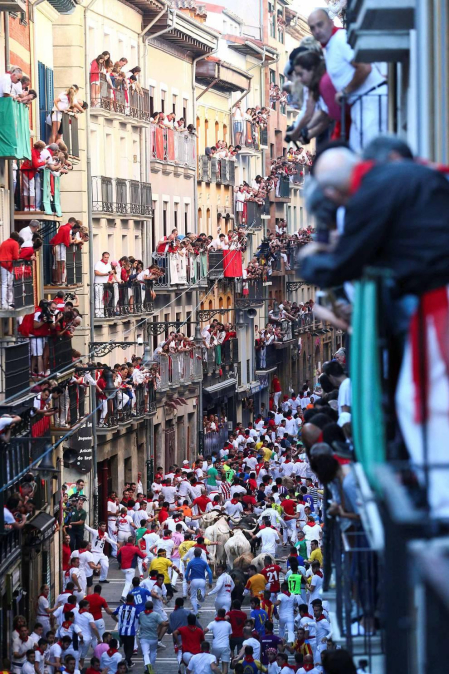 Imágenes del quinto encierro de los sanfermines, con toros de la ganadería Núñez del Cuvillo