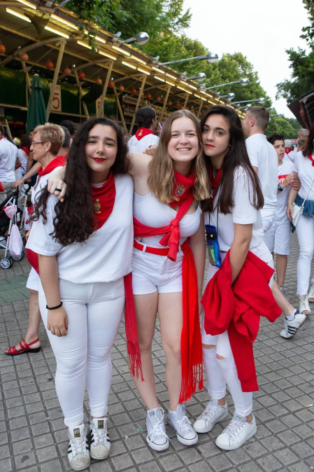 Uno de los eventos más esperados y que alerta a los pamploneses de que las fiestas se avecinan es la tradicional tómbola de Cáritas. Recién empezadas las fiestas, las cámaras de ¡Click! se acercaron hasta el Paseo Sarasate para ver en primera línea la venta de boletos y entrega de premios al público. Hubo sorpresas para todos.