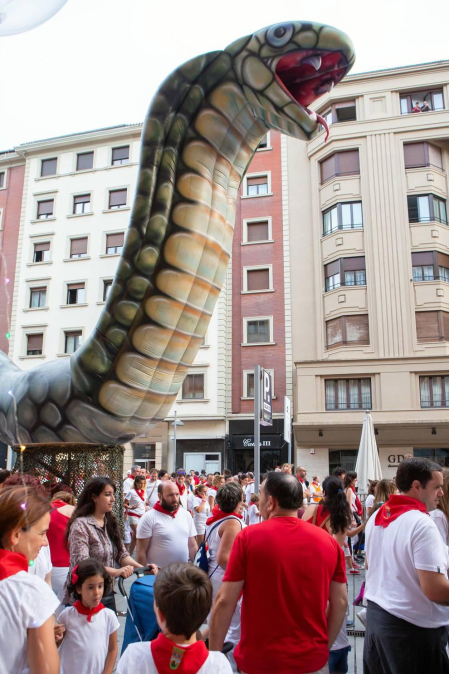 La avenida de Carlos III revive un año más por San Fermín. Como en cada ocasión, la calle se convirtió en uno de los espacios espontáneos más concurridos de la fiesta. Las familias pudieron disfrutar de las artes escénicas, los equilibristas, las figuras gigantes y los artistas callejeros, creando junto a ellos un ambiente inigualable en el que no pasaron desapercibidos los atractivos del programa oficial ni para mayores y ni para pequeños.