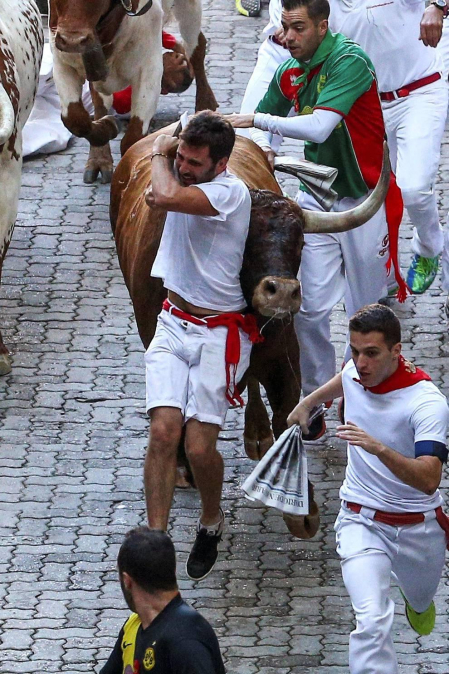 Imágenes del octavo encierro de los Sanfermines de 2018, con toros de la ganadería Miura.