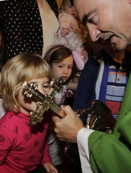 El santuario de San Miguel de Aralar abre sus puertas a los niños en la tradicional ceremonia presentación al Arcángel. El acto se desarrollá en el marco de la misa mayor de 12.30 horas.