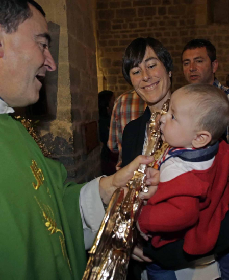 El santuario de San Miguel de Aralar abre sus puertas a los niños en la tradicional ceremonia presentación al Arcángel. El acto se desarrollá en el marco de la misa mayor de 12.30 horas.