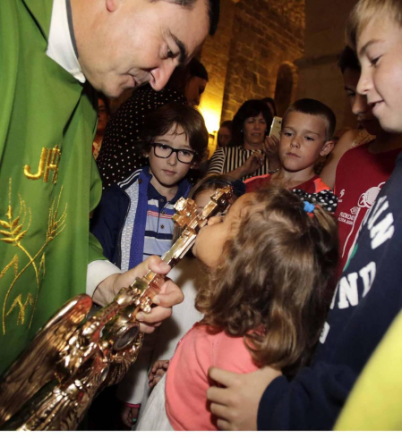 El santuario de San Miguel de Aralar abre sus puertas a los niños en la tradicional ceremonia presentación al Arcángel. El acto se desarrollá en el marco de la misa mayor de 12.30 horas.