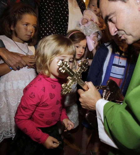 El santuario de San Miguel de Aralar abre sus puertas a los niños en la tradicional ceremonia presentación al Arcángel. El acto se desarrollá en el marco de la misa mayor de 12.30 horas.