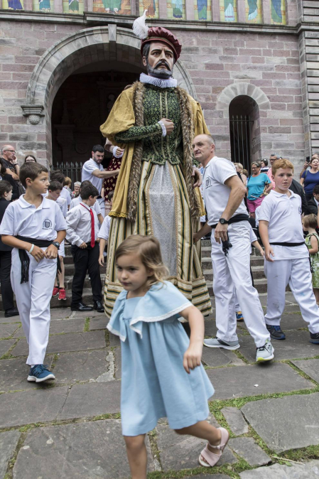 Imágenes de la misa dedicada a Santiago y mutil dantza en el segundo día (25 de julio) de las fiestas de Elizondo