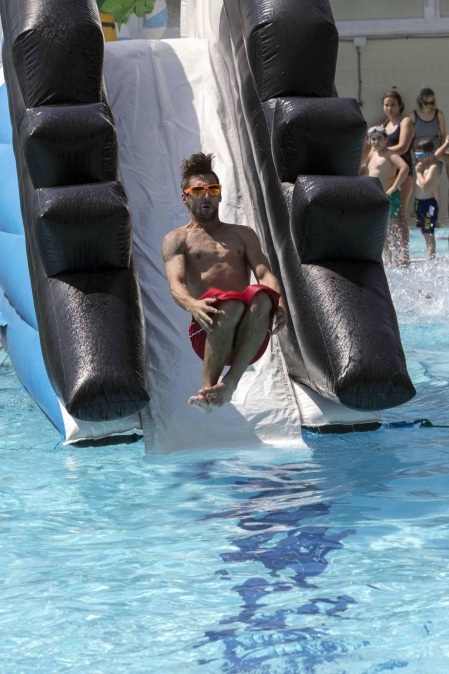 Fotos de los hinchables en la piscina por el Día de los niños y jóvenes en las fiestas de Elizondo (26 de julio)