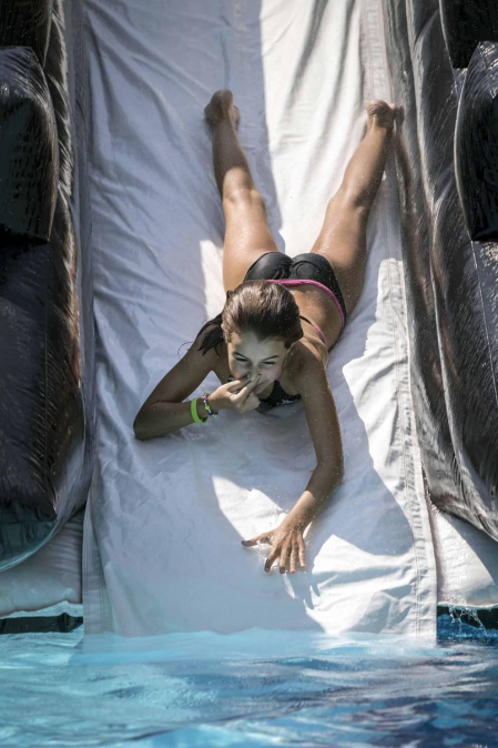 Fotos de los hinchables en la piscina por el Día de los niños y jóvenes en las fiestas de Elizondo (26 de julio)