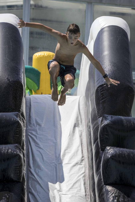 Fotos de los hinchables en la piscina por el Día de los niños y jóvenes en las fiestas de Elizondo (26 de julio)
