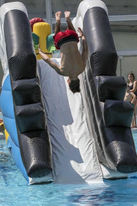 Fotos de los hinchables en la piscina por el Día de los niños y jóvenes en las fiestas de Elizondo (26 de julio)