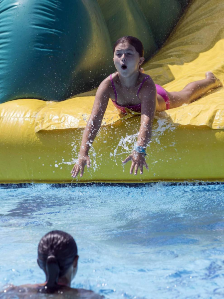 Fotos de los hinchables en la piscina por el Día de los niños y jóvenes en las fiestas de Elizondo (26 de julio)