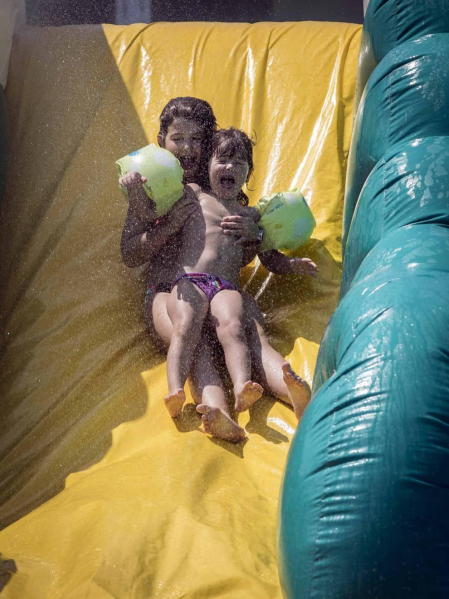 Fotos de los hinchables en la piscina por el Día de los niños y jóvenes en las fiestas de Elizondo (26 de julio)