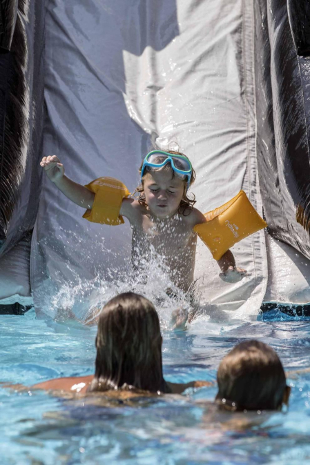 Fotos de los hinchables en la piscina por el Día de los niños y jóvenes en las fiestas de Elizondo (26 de julio)