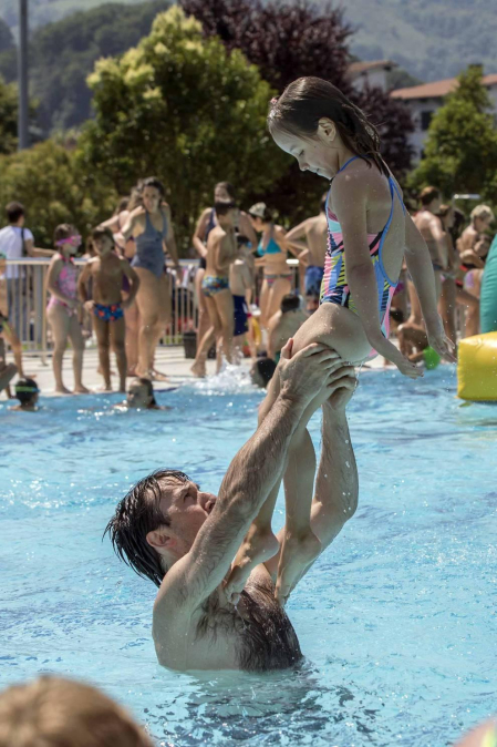 Fotos de los hinchables en la piscina por el Día de los niños y jóvenes en las fiestas de Elizondo (26 de julio)