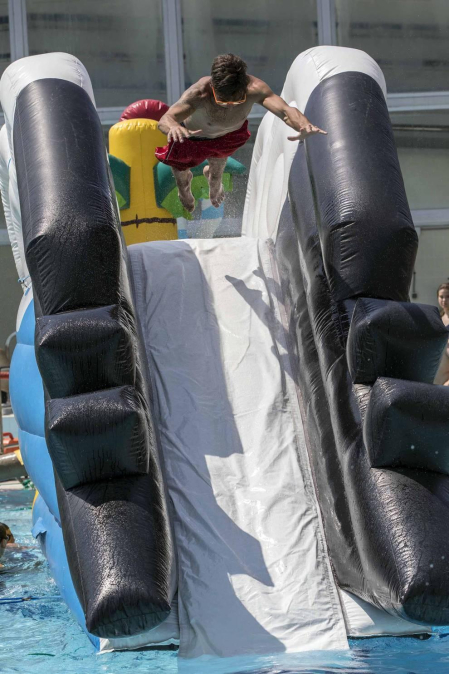 Fotos de los hinchables en la piscina por el Día de los niños y jóvenes en las fiestas de Elizondo (26 de julio)