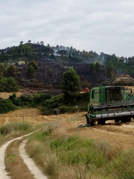 Los fuegos se produjeron en dos campos de cereales y fueron provocados por las chispas de dos cosechadoras.