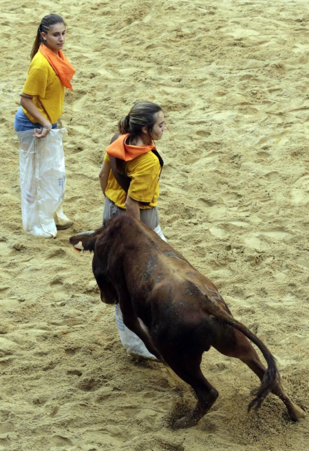 Las cuadrillas de Puente la Reina, disfrazadas de distintas películas, protagonizaron el viernes las kalejiras y el grand prix con vaquillas de la tarde