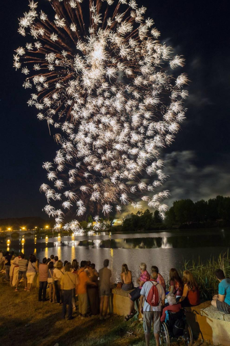 Imágenes de la Revoltosa y los fuegos que tienen lugar durante cada noche de las fiestas de Tudela.