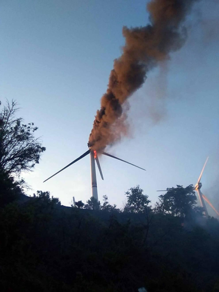 El fuego del molino provocó este domingo un incendio forestal con varios focos