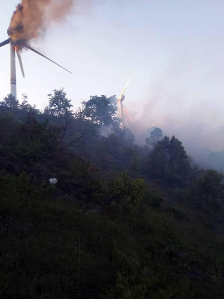 El fuego del molino provocó este domingo un incendio forestal con varios focos