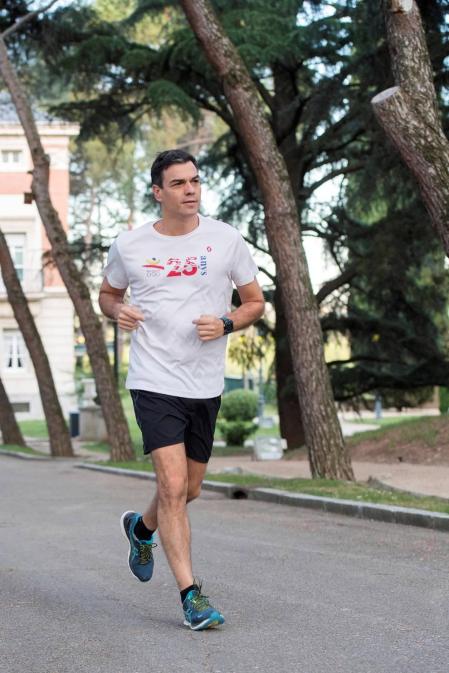 Sánchez comienza el día con una "carrera matinal" por los jardines de Moncloa