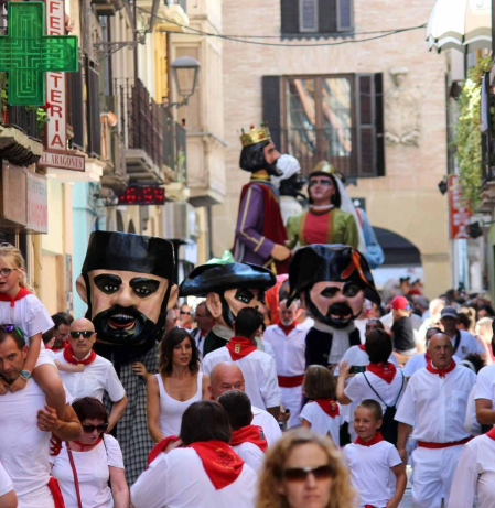 Comienzan las fiestas de la ciudad del Ega. La bajadica del Puy, la bajada del Ega, el Baile de La Era y la salida de la Comparsa de Gigantes y cabezudos han sido los principales actos del primer día de fiestas.