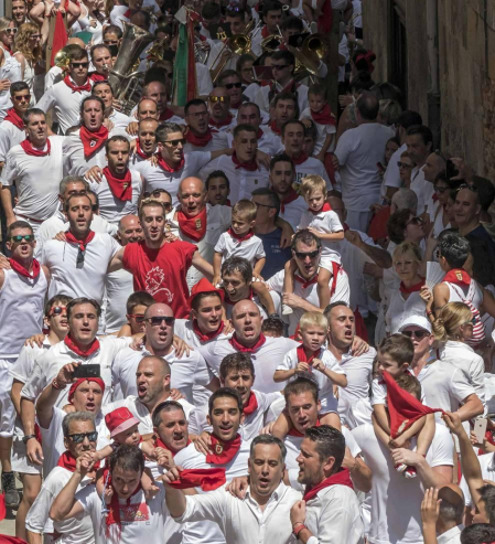 La Pañuelada de los chicos y la procesión han sido algunos de los actos principales de este domingo 5 de agosto, tercer día de fiestas de la ciudad del Ega