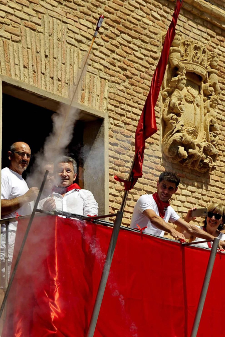La villa comenzó sus fiestas reconociendo la carrera profesional del peluquero Mikel Luzea. El calor no fue excusa para que los vecinos disfrutasen del chupinazo