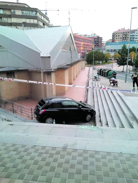 Imágenes del vehículo que se ha salido de la vía y empotrado contra la escalinata de la iglesia de San Fermín