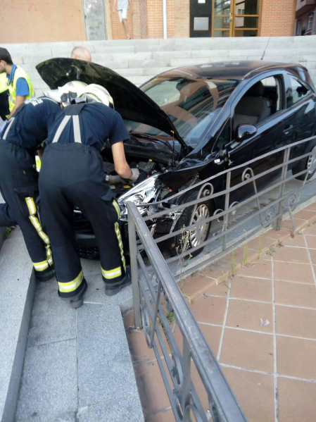 Imágenes del vehículo que se ha salido de la vía y empotrado contra la escalinata de la iglesia de San Fermín