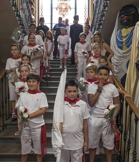 Imágenes de la cornada en el encierro de Estella, bajadica de Che, cohete infantil, subida de la corporación infantil, ofrenda floral, pañuelada, entre otros.