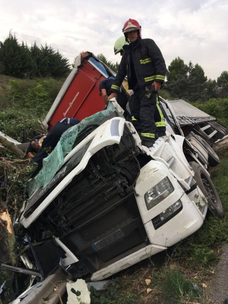 Una persona ha fallecido tras salirse de la vía un camión en Pueyo.