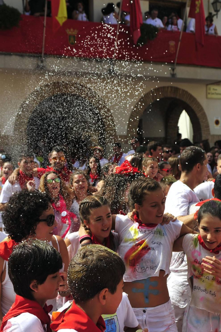 Imágenes de las fiestas de Funes del lanzamiento del cohete y homenajes del ayuntamiento