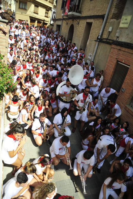 Imágenes de las fiestas de Funes del lanzamiento del cohete y homenajes del ayuntamiento