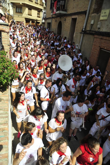 Imágenes de las fiestas de Funes del lanzamiento del cohete y homenajes del ayuntamiento