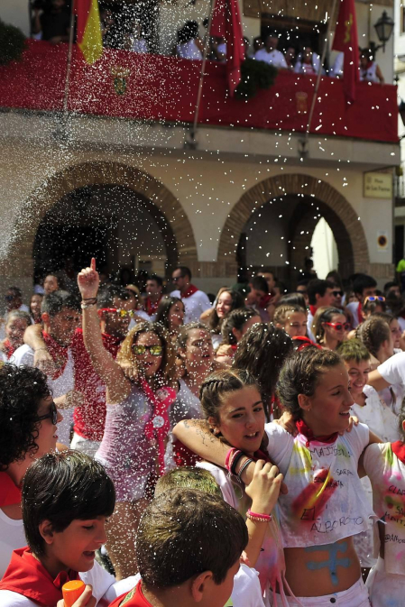 Imágenes de las fiestas de Funes del lanzamiento del cohete y homenajes del ayuntamiento