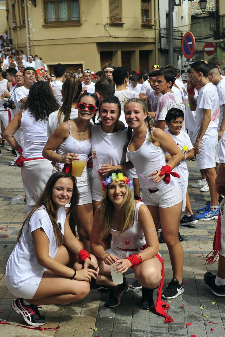 Imágenes de las fiestas de Funes del lanzamiento del cohete y homenajes del ayuntamiento