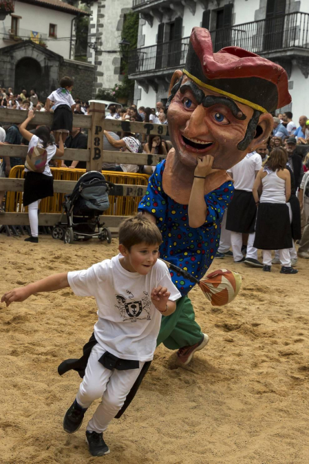 Gabriel Saralegui fue el encargado de prender la mecha que dio comienzo este viernes, 10 de agosto, a las fiestas de Leitza 2018.