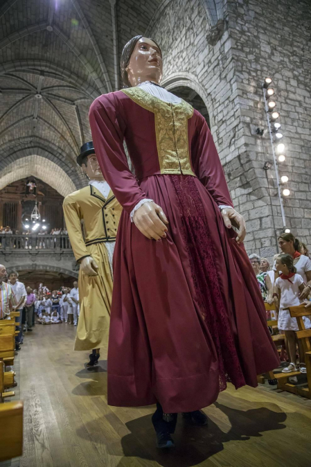 La localidad celebró el día grande de sus fiestas este domingo. Una jornada en la que la procesión al santo y la misa solemne estuvieron en el centro. Después de la eucaristía, tuvo lugar el almuerzo popular y un espectáculo de dantzas