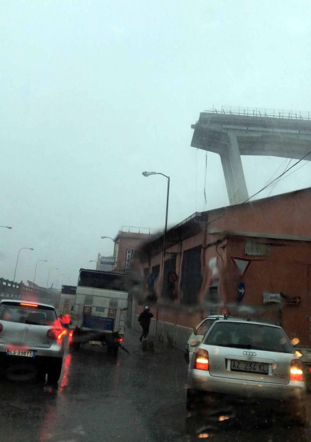 Un tramo del viaducto en la ciudad italiana de Génova se ha derrumbado este martes y las autoridades buscan damnificados entre los vehículos caídos al vacío y bajo los escombros.