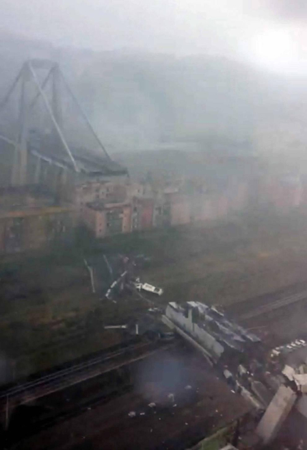 Un tramo del viaducto en la ciudad italiana de Génova se ha derrumbado este martes y las autoridades buscan damnificados entre los vehículos caídos al vacío y bajo los escombros.