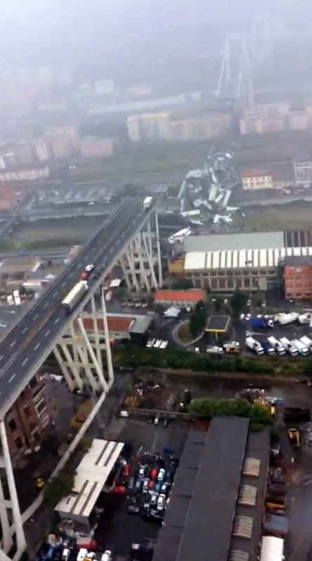 Un tramo del viaducto en la ciudad italiana de Génova se ha derrumbado este martes y las autoridades buscan damnificados entre los vehículos caídos al vacío y bajo los escombros.