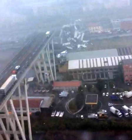 Un tramo del viaducto en la ciudad italiana de Génova se ha derrumbado este martes y las autoridades buscan damnificados entre los vehículos caídos al vacío y bajo los escombros.