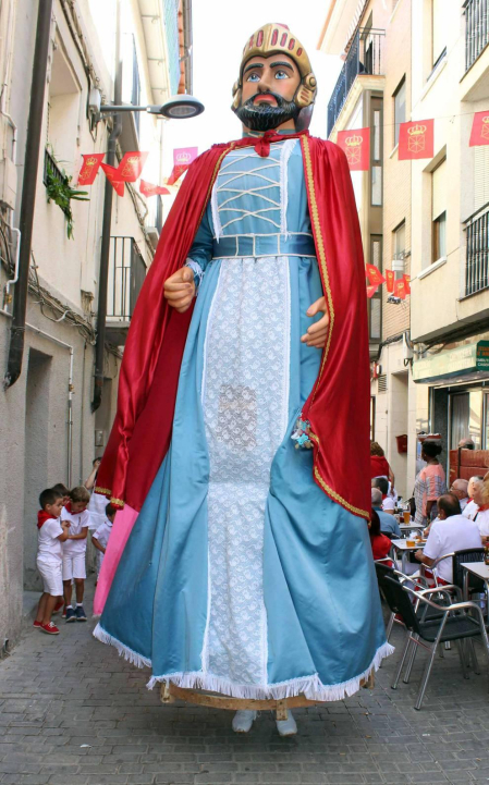 Después de un año, Lerín se volvió a vestir de blanco y rojo este martes, 14 de agosto, primer día de sus fiestas patronales.