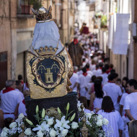 Los Arcos ha vivido la segunda jornada de sus fiestas patronales. En el Día de la Virgen, los vecinos han participado en la procesión. A continuación ha tenido lugar la misa en honor a los patronos Santa María y San Roque.