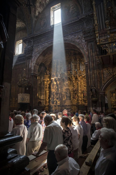 Los Arcos ha vivido la segunda jornada de sus fiestas patronales. En el Día de la Virgen, los vecinos han participado en la procesión. A continuación ha tenido lugar la misa en honor a los patronos Santa María y San Roque.