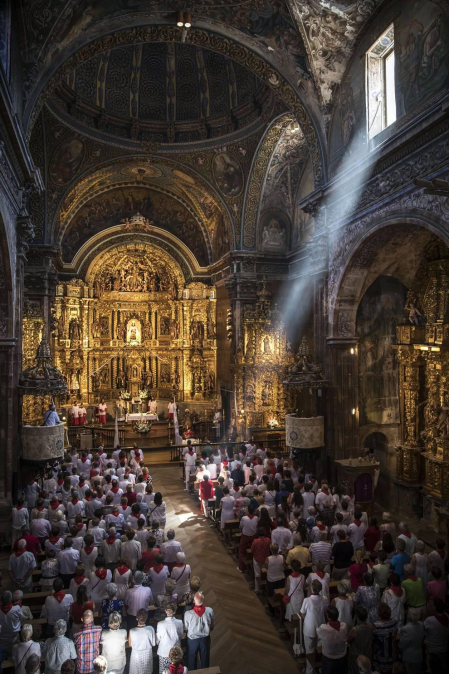 Los Arcos ha vivido la segunda jornada de sus fiestas patronales. En el Día de la Virgen, los vecinos han participado en la procesión. A continuación ha tenido lugar la misa en honor a los patronos Santa María y San Roque.